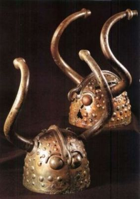 To hornede bronzehjelme fundet i Veks Mose