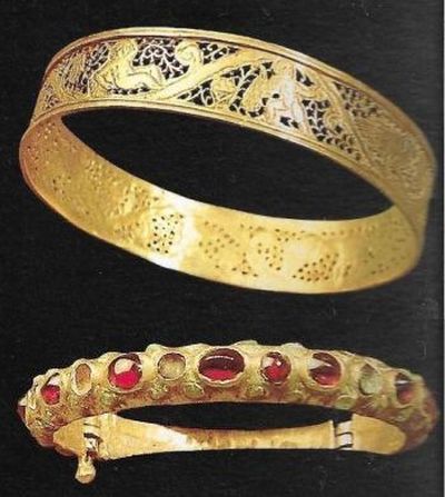 Gotiske armringe af guld og dle stene fundet i Spanien