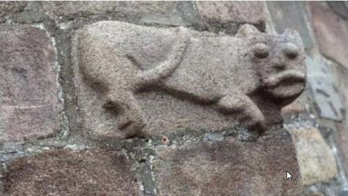 Romansk Granitrelief af løve med mandehoved indemuret i Hedensted Kirke