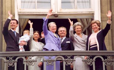 Den kongelige familie p Amalienborgs balkon