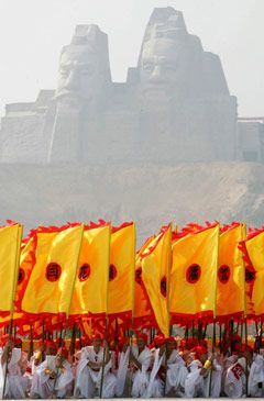Reprsentanter for Kina, Taiwan og kinesiske samfund og chinatowns fra hele Verden er samlet i Shaanxi for at re den kinesiske races stamfader, The Yellow Emperor