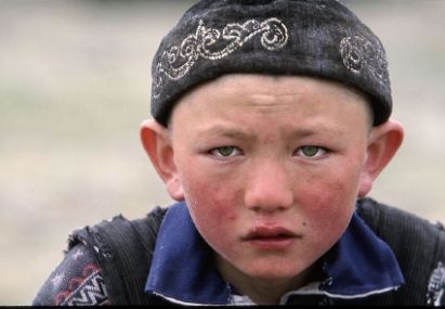 Kirgisisk dreng med bl jne