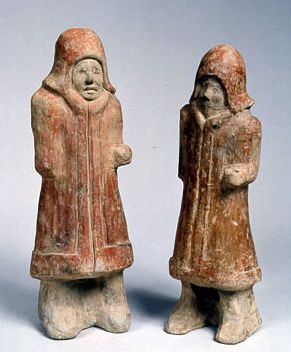 To Xianbei figurer fundet nr Ningxia, de brer typisk xianbei kldning