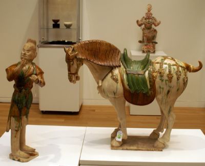 Hvid hest med hestepasser med gult hr - Glaseret keramik fra Tang Dynasty - privat eje