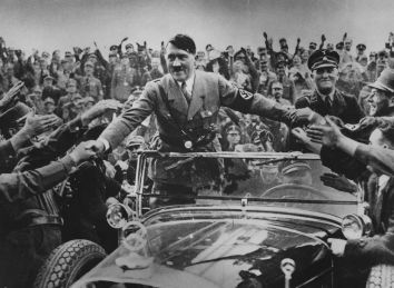 Adolf Hitler omgivet af en jublende m�ngde