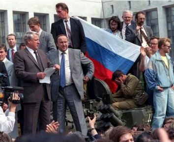 Boris Yeltsin's finest moment idet han stopper et kup mod premierminister Mikhail Gorbachev stende p en tank