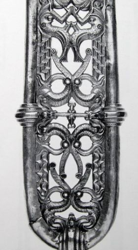 Sværdskede dekoration fundet i Nydam Mose