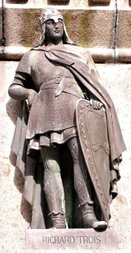 Rikard 3. som del af Seks hertuger af Normandiet monumentet på torvet i Falaise