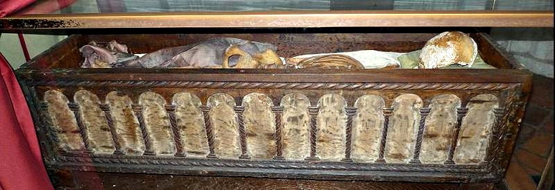 Langsiden af helgenskrin i krypten af Odense Domkirke