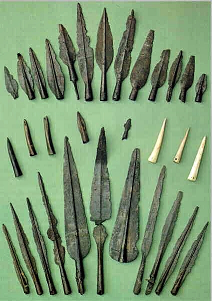 Et udvalg af spydspidser af jern, tak og ben fundet i Hjortspring Mose