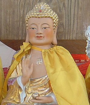 Budda med swastika i kinesisk tempel