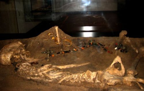 Women's tomb from Himlingøje from around 200 AD. In front of the woman are seen gold jewelry and her long necklace