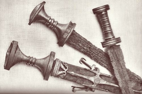 Tre sværd fra den lille Kragehul Mose på Vestfyn