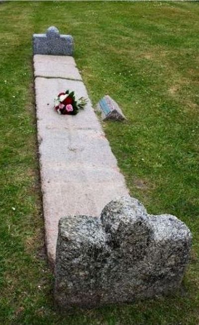 Liden Kirsten and Prince Buris' grave in the church yard of Vestervig Church