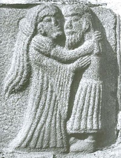 Mand og Kvinde som omfavner hiananden i muren i UlsnÃ¦s kirke
