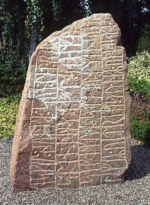 En runesten på kirkegården i Tillitse