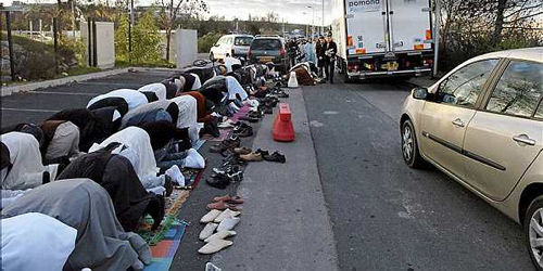 Muslimer i fredagsbøn på en gade i Paris