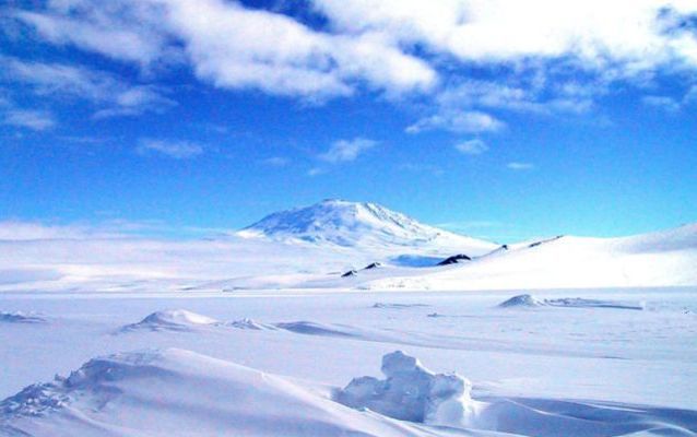 Indlandsis på Antarktis - i bagrunden vulkanen Mount Erebus