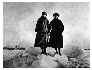 To kvinder fra Malmø foran det tilfrosne Øresund i 1924