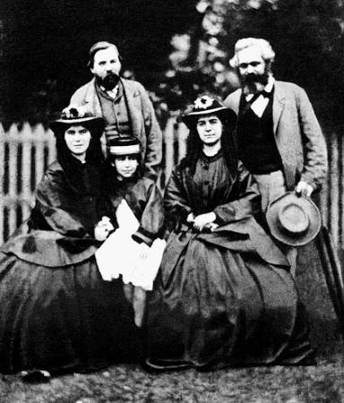 Foto af familien Marx og Friedrich Engels
