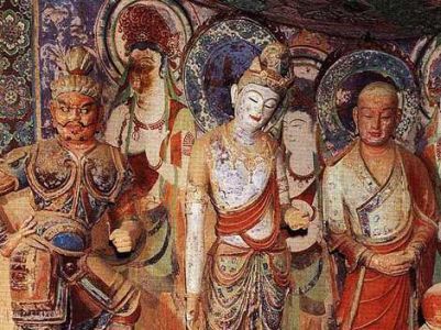 En lyshåret gruppe med Budda i midten. Personen til højre for Budda må være en Xianbei type