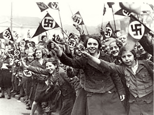Unge piger hilser Adolf Hitler velkommen til Østrig