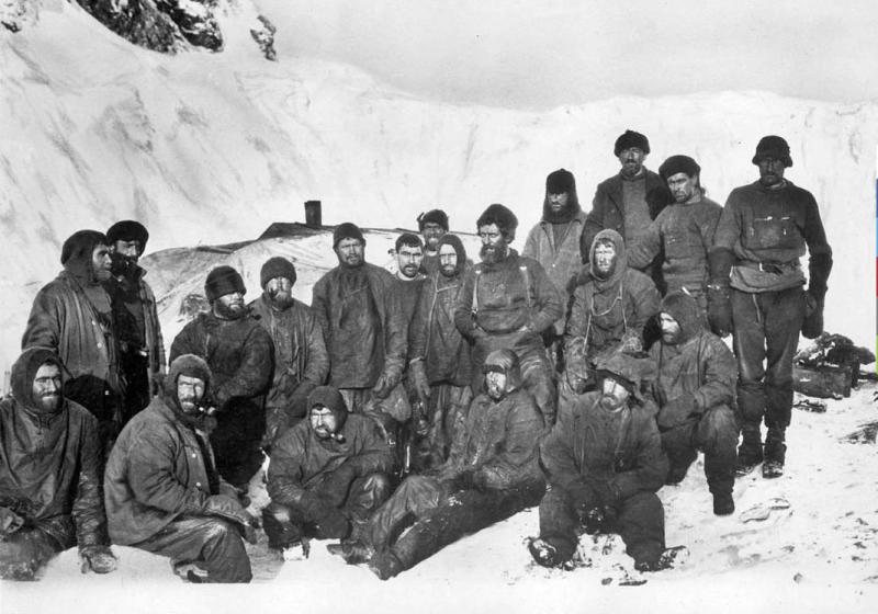 Shackleton's nødstedte besætning, som overvintrede på en øde strand på den antarktiske ø Elephant Island