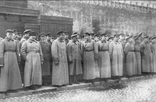 Sovjetiske officerer på den Røde Plads i 1925