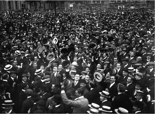 A large crowd cheering over the English war declaration against Germany