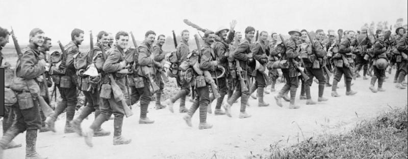 Engelske soldater på vej mod skyttegravene