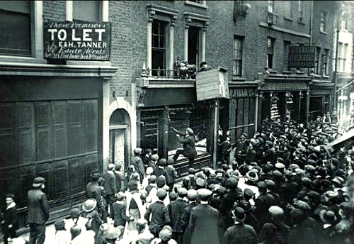 Engelsk pøbel plyndrer Tyskejet butik i London i 1914
