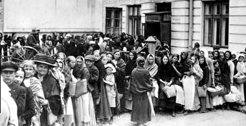 German housewives queuing during the blockade